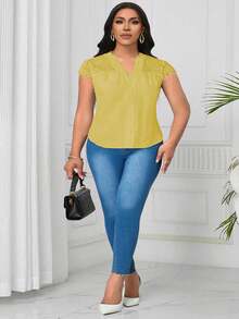 SHEIN Clasi Blusa de tela texturizada con cuello en V y encaje en contraste para tallas grandes - Amarillo - Ver 4