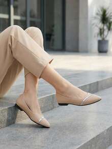Zapatos de vestir tipo flats con punta fina y detalle metálico - Beis - Ver 3