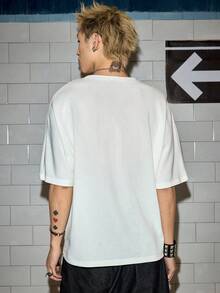 ROMWE MEN Grunge Punk Camiseta de manga de murciélago con cuello redondo y estampado de personaje de moda para verano para hombres - Gris - Ver 3