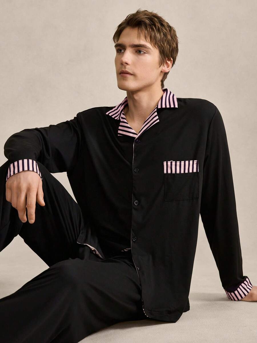 EverLounge 男士睡衣套装，黑色翻领开襟上衣，领口、袖口和口袋处饰有粉白条纹。黑色长裤的腰带和裤脚也采用条纹设计，撞色点缀，打造简约精致的造型。男士纽扣睡衣套装，黑色睡衣套装，男士睡衣，男士睡衣套装 - 彩色 - 查看 1