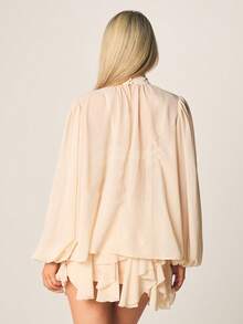 MISSGUIDED Bộ đồ hai mảnh gồm áo kiểu chiffon cổ buộc dây và chân váy ngắn xếp tầng với tay áo phồng và gấu váy nhiều tầng. - Màu be - Xem 2