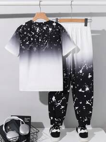 SHEIN 2 Peças Conjunto de Camiseta de Manga Curta com Gola Careca e Calça Esportiva Casual para Meninos Adolescentes, Estampa Gradiente de Letras, Adequado para Primavera, Verão, Outono, Brincadeiras ao Ar Livre, Escola, Estilo de Rua, Festa e Lazer, Alto Custo-Benefício - Preto e Branco - Visão 2