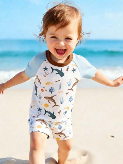 SHEIN 男婴经典海底世界鲸鱼、海星、海藻印花修身圆领短袖泳衣套装，适合夏季、冲浪、海滩度假、游泳