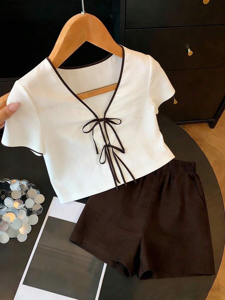 Franclia 女士休闲新款白色绗缝纹理撞色滚边仿亚麻竹结蝴蝶结V领短袖上衣+深棕色纹理休闲短裤通勤百搭宽松舒适两件套短款套装女装，仿亚麻两件套短款套装女装夏季两件套系带上衣 - 棕色 - 查看 1