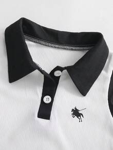 女童夏季新款黑白撞色Polo领针织无袖背心，学院风马匹刺绣罗纹针织背心，经典黑白撞色搭配优雅Polo领，纽扣前襟+3D马匹刺绣，简约时尚，尽显高级感！无袖设计，适合夏季穿着，活动自如，可搭配裙装、牛仔裤，户外休闲、街头穿搭皆宜。 - 白色 - 查看 7