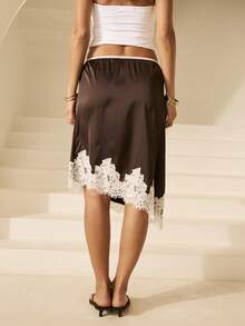 Aralina 不对称下摆缎面撞色蕾丝边中长裙 - 咖啡棕 - 查看 2