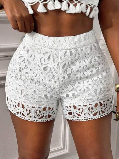 Glyssa Zwarte sexy damesshorts met borduursels en open details, perfect voor op vakantie.