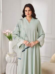 SHEIN Najma 女士优雅日常蕾丝袖口珍珠V领阿拉伯传统长裙，配同款刺绣花卉印花头巾 - 綠色 - 查看 7