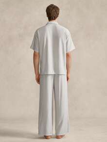 Conjunto de pijama con cárdigan de solapa a rayas gris y pantalones cortos arrugados para hombre - Blanco y Negro - Ver 2