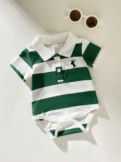 SHEIN Playful Pals 幼儿男童夏季短袖翻领连体衣，罗纹翻领设计，穿着舒适，不易变形，经典蓝白条纹图案，简约优雅，前襟纽扣开合，裆部开口设计方便穿脱，胸前刺绣骑马图案，精致俏皮，适合洗礼、婚礼、派对、正式场合、拍照、度假、上学、鸡尾酒会、生日及日常穿着。