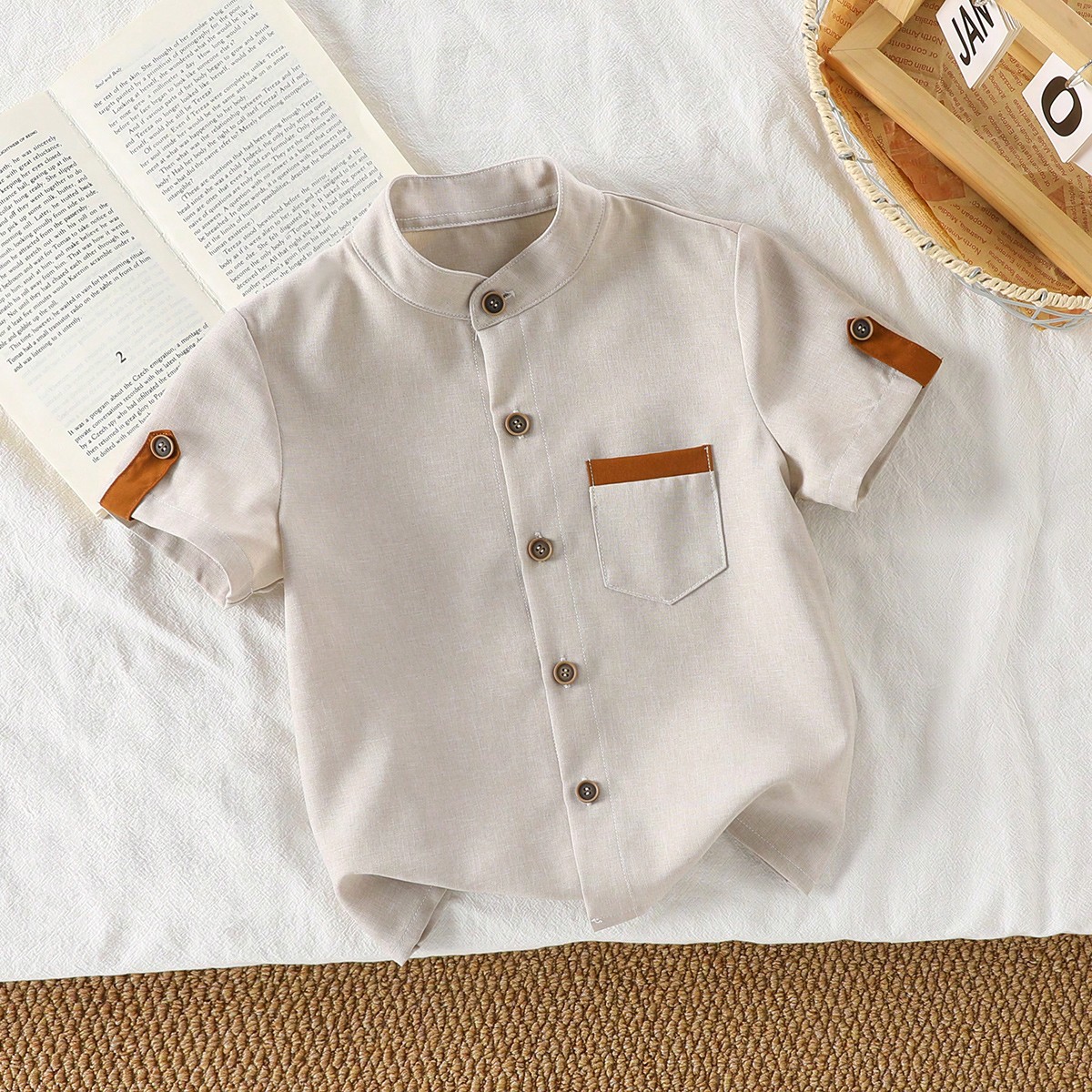 Camisa de manga corta de uso diario versátil y casual con cuello mao y abotonadura sencilla para niño