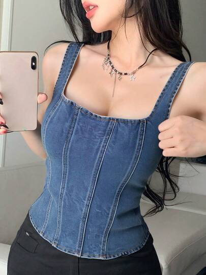 Top Vaquero de Tirantes: Corte Ceñido para Definir la Silueta de Pecho y Cintura, Cuello Amplio con Espalda Abierta, Tirantes Anchos para Comodidad y Estilizar Hombros – Costuras Longitudinales y Cremallera Trasera