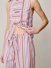 Nöista Bộ áo vest và quần kẻ sọc màu nâu và hồng, kiểu cài khuy Trung Quốc phía trước, quần ống rộng. Phù hợp cho mùa xuân, mùa hè, trang phục thường ngày cho nữ, bộ đồ đi nghỉ mát cho nữ. - Hồng - Xem 3