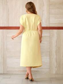 Roveilla 大码女式纯色V领收腰褶裥连衣裙，饰有大号金属扣，可调节松紧腰带，开衩下摆，泡泡袖，中长款，优雅法式复古风，适合办公室、通勤、商务、休闲、度假、下午茶、街头等场合，简约百搭，春夏新款女式夏季连衣裙，裹身连衣裙，大码女式连衣裙，黄色连衣裙，适合婚礼宾客，大码女式派对连衣裙，大码度假装，婚礼宾客服装。 - 黃色 - 查看 2