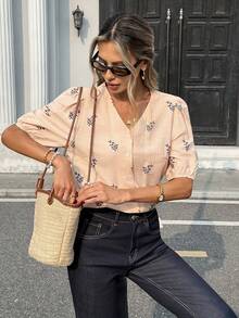 Pariaura Damen neue französisch-chic Creme V-Ausschnitt Bluse für den Sommer - Puffärmel, Stoff mit vertikaler Textur mit marineblau bestickten Blumen, zeitlos elegant für Büro und Date-Outfits - Aprikosenfarben - Übersicht 5