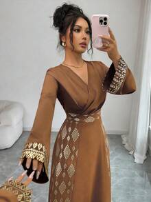 Rafferiza Đầm maxi chiffon xếp ly cổ vuông thanh lịch, in họa tiết lá vàng đen, tay dài, sang trọng và lãng mạn, trang phục xuân/thu dành cho nữ, đầm Najma, đầm Thổ Nhĩ Kỳ, đầm Ả Rập, đầm nâu thanh lịch, đầm Trung Đông, đầm nâu nữ, áo Abaya nâu, trang phục thanh lịch nữ, đầm quấn cho nữ, đầm Thổ Nhĩ Kỳ, đầm Ả Rập thanh lịch cho nữ, đầm nữ, trang phục trang trọng. - màu nâu - Xem 6