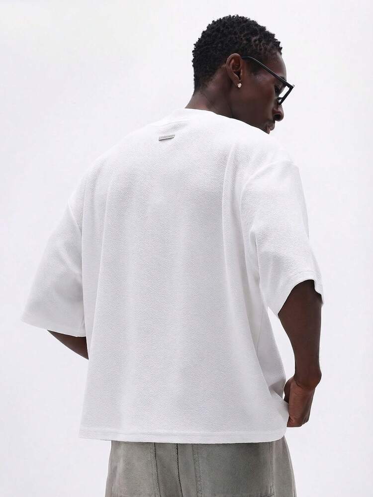Camiseta oversized com bordado em vermelho.