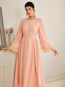 Al Najma Elegantes Damenkleid im arabischen Stil mit Spitzeneinsätzen, V-Ausschnitt und taillierter Taille - Korallenrosa - Übersicht 1