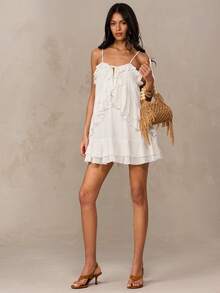 SHEIN BAE 优雅度假白色飘逸荷叶边吊带迷你连衣裙，荷叶边迷你连衣裙，音乐节连衣裙，沙滩连衣裙，夏季连衣裙，意大利，法国南部度假，白色连衣裙，毕业典礼连衣裙 - 白色 - 查看 4