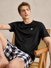 Conjunto de pijama con parte superior blanca con estampado de corona y pantalones cortos a cuadros en blanco y negro para hombre - Blanco y Negro - Ver 6