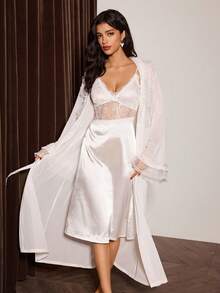 Slumberist Ensemble de pyjama en satin pour femmes, peignoir en maille douce avec bordure en dentelle florale 3D élégante, insert à la taille avec accent en dentelle sexy pour la taille, robe nuisette en dentelle complète, convient pour la mariée, le peignoir de demoiselle d'honneur et le vêtement d'intérieur - Blanc - Voir 3