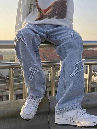 Jeans de mezclilla azul claro con bordado de relámpago y cruz desgastado, estilo emo