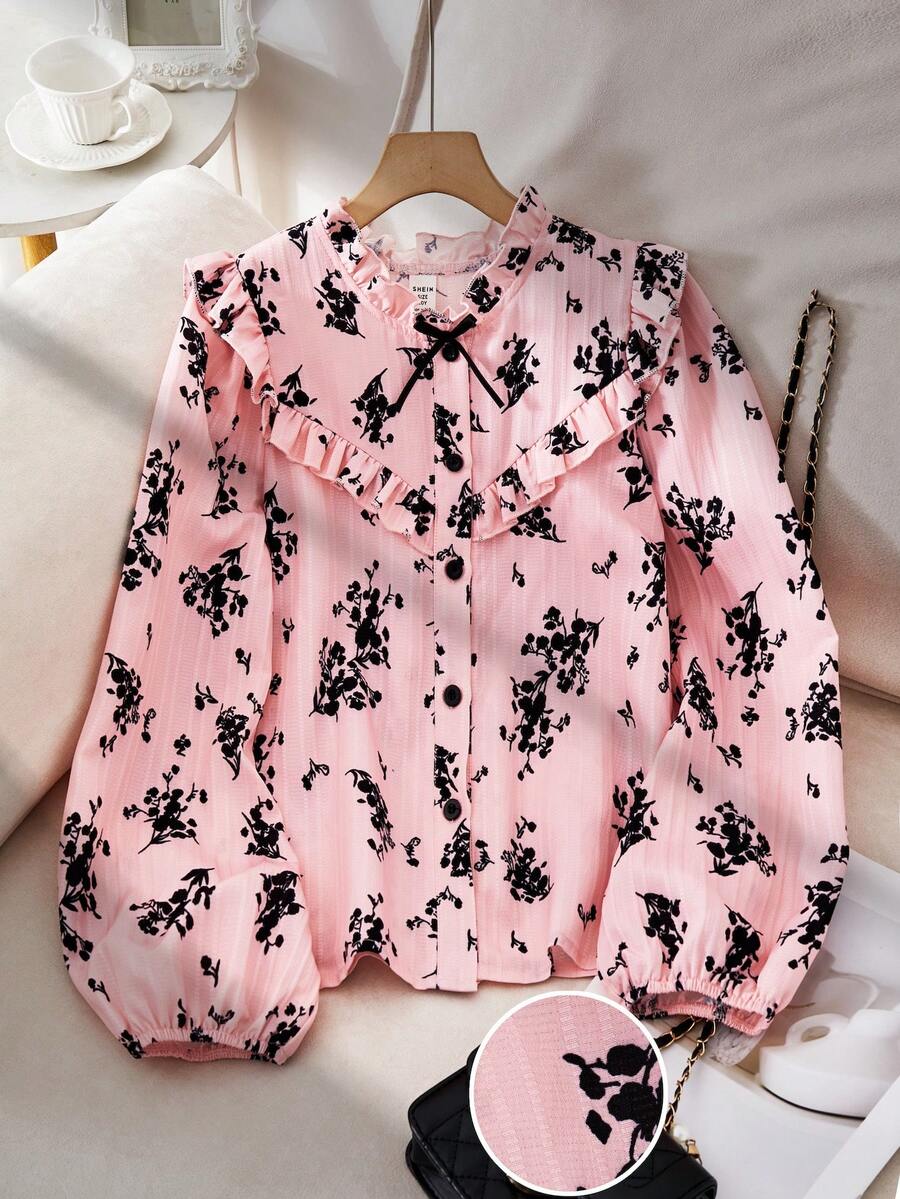 SHEIN 这款少女长袖衬衫采用荷叶边领、泡泡袖设计,杏色底布上印有黑色花卉图案,并带有纹理质感。纽扣式设计使其适合日常穿着、休闲外出以及秋季度假。 - 粉色 - 查看 1