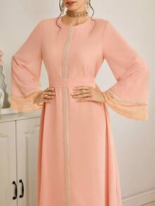 Al Najma Elegantes Damenkleid im arabischen Stil mit Spitzeneinsätzen, V-Ausschnitt und taillierter Taille - Korallenrosa - Übersicht 6