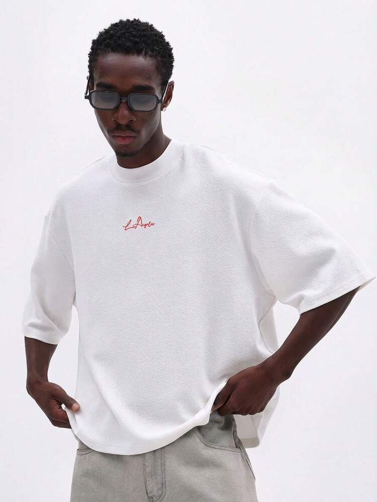 Camiseta oversized com bordado em vermelho.