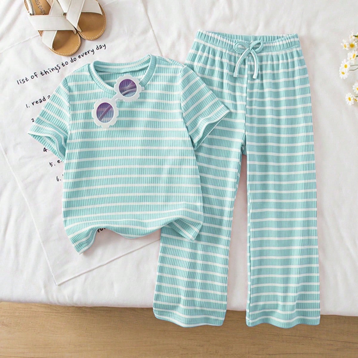 Conjunto de camiseta de rayas con textura y pantalones acampanados de moda para niñas, adecuado para el verano y uso al aire libre
