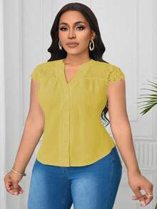 SHEIN Clasi Blusa de tela texturizada con cuello en V y encaje en contraste para tallas grandes - Amarillo - Ver 7