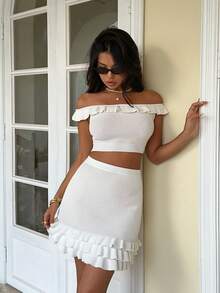 Selianne Conjunto feminino elegante de duas peças em tricô, composto por blusa ombro a ombro ajustada e saia evasê com babados na barra. Ideal para primavera/verão. - Branco - Ver 6