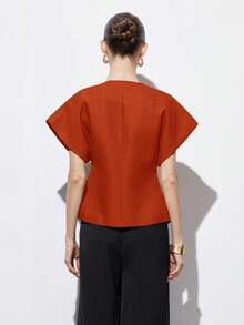 Aveloria Modichic 优雅V领宽松不对称下摆装饰纽扣短袖女式外套，简约设计，通勤百搭。 - 橘色 - 查看 2
