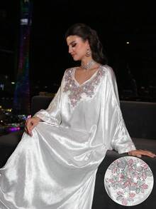 Al Najma 彩色花卉串珠装饰缎面褶皱蝙蝠袖连衣裙 - 白色 - 查看 2