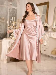 LuxeNights Bộ đồ ngủ cỡ lớn sang trọng gồm áo hai dây và áo choàng bằng satin. - Màu Hồng baby - Xem 4