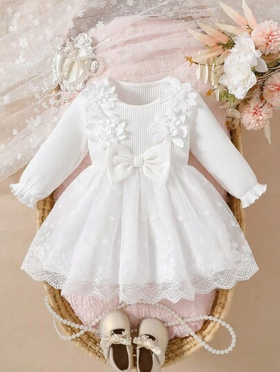 SHEIN Vår/höst, enfärgad, rund halsringning, puffärmad, A-linjeformad meshklänning för babyflicka. Framsidan har 3D-blomdekor och fållen har meshblommor, med en 3D-rosett i midjan. Elegant och bedårande för födelsedagskalas, bröllop, examen, dagliga utflykter och fotograferingar.