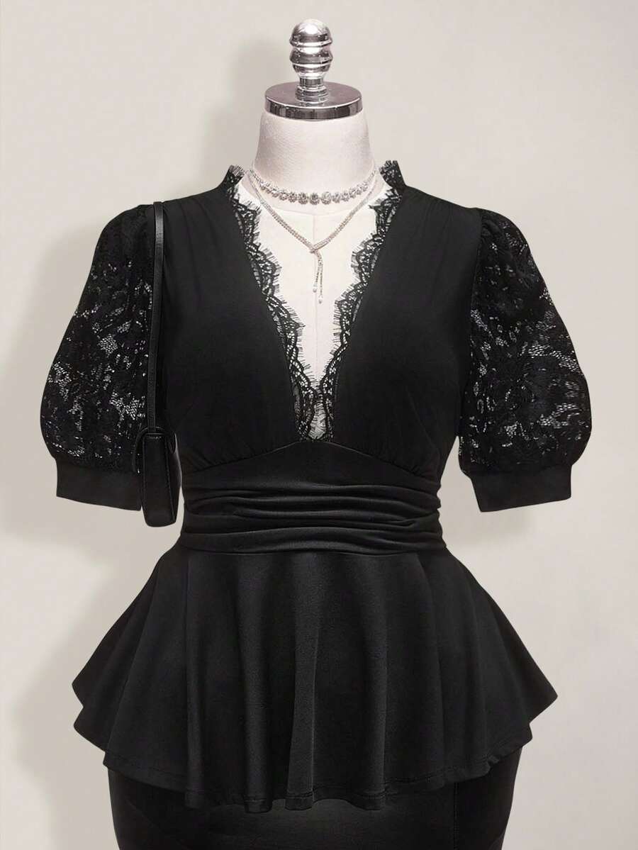 SHEIN ICON Maglietta elegante a maniche lunghe con scollo a V, in morbido tessuto stretch, con dettagli in pizzo nero, taglio slim e pieghe, ideale per la primavera/estate e per appuntamenti di San Valentino, disponibile in taglie comode. - nero - Visualizzare 1
