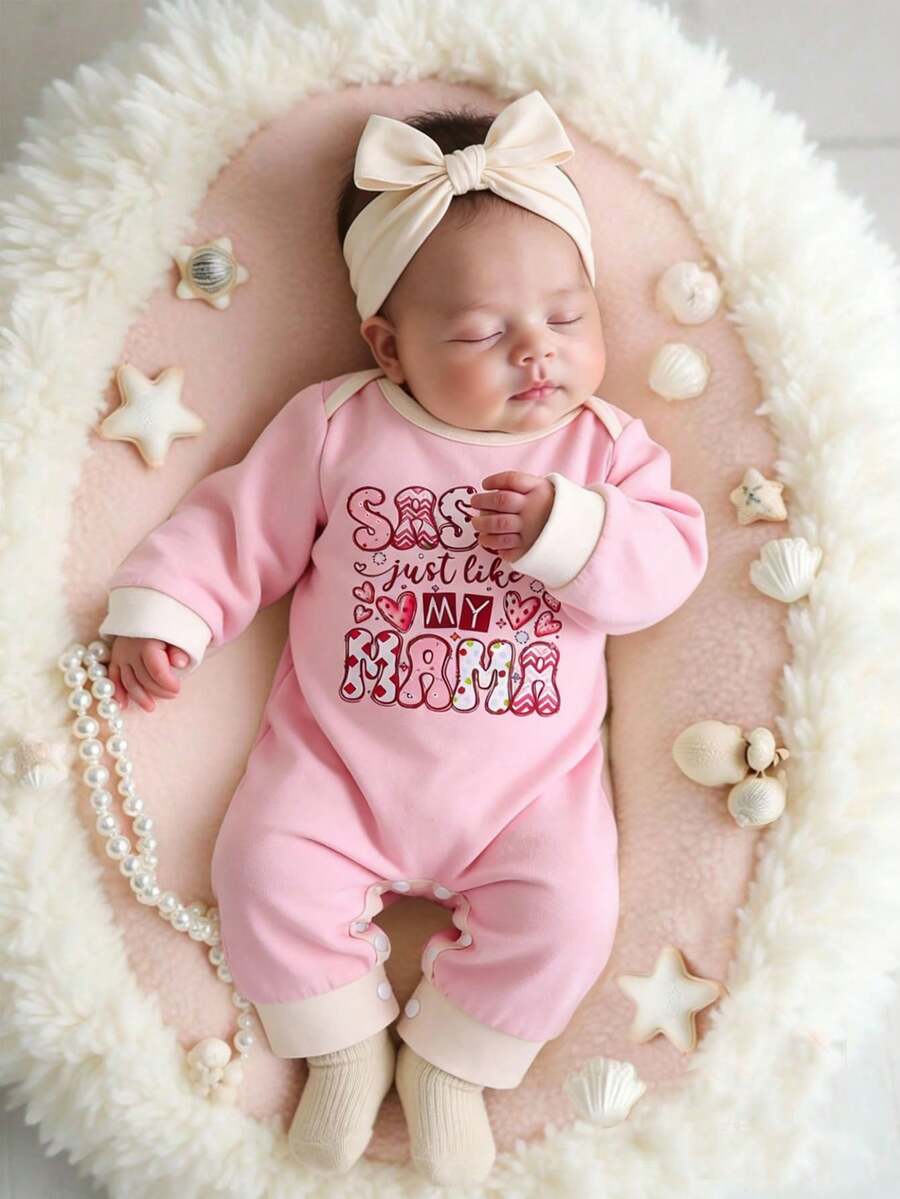 SHEIN Barboteuse à manches longues imprimée avec col rond minimaliste et blocs de couleursing à la mode pour bébé fille, avec un bandeau nœud mignon. Printemps/Automne - Rose bonbon - Voir 1