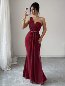 SHEIN Elenzya 优雅浪漫的精致珍珠装饰女士连衣裙，采用不对称肩部设计、抹胸、收腰、鱼尾裙摆和面料拼接，适合派对和聚会场合。 - 酒紅色 - 查看 3
