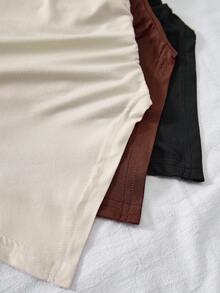 Áo tank top cổ lệch cho nữ tuổi teen - Ông hoàng mùa hè! Thiết kế tối giản với phần vai lệch gợi cảm và thanh lịch, thiết kế nhún eo bên hông, 3 màu cơ bản dễ phối với nhiều loại quần, chất vải mềm mại thoải mái, và chiều dài lửng giúp tôn lên vòng eo. Dù kết hợp với quần jeans hay chân váy, đều dễ dàng tạo nên vẻ ngoài giản dị và sành điệu. - Nhiều màu - Xem 5