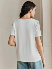 Blusa elegante de verano 2026, esta camiseta de mujer adopta un nuevo diseño, un patrón de bordado hueco, un diseño de manga corta, el contraste de color negro y blanco es muy llamativo.Adecuado para que las mujeres lo usen para salidas, ir al trabajo, vacaciones o en casa. - Blanco - Ver 2
