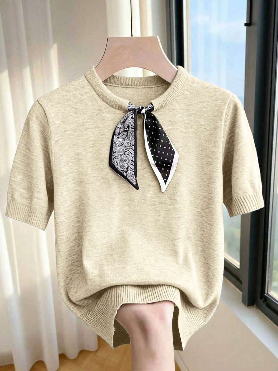 Franclia Áo thun cơ bản tay lửng cổ tròn phong cách tối giản mùa Xuân/Hè mới, điểm nhấn là họa tiết Paisley và chấm bi, kiểu dáng crop thanh lịch kiểu Pháp, tỷ lệ cân đối, phù hợp để phối cùng váy hoặc quần, kiểu dáng cạp cao thoải mái, viền gân và thiết kế buộc dây cổ tương phản. - Màu be - Xem 1
