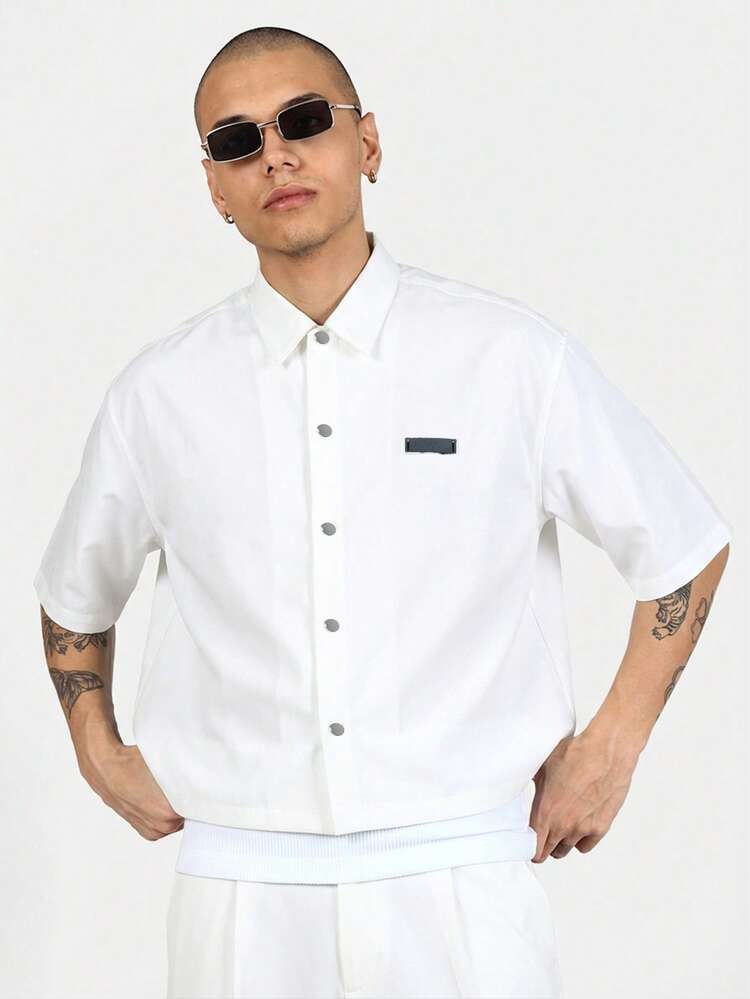 Camisa Casual de Verão Masculina Branca de Manga Curta com Bolso Contrastante Preto, Corte Ajustado