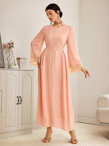 Al Najma Elegantes Damenkleid im arabischen Stil mit Spitzeneinsätzen, V-Ausschnitt und taillierter Taille - Korallenrosa - Übersicht 3