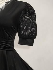 SHEIN ICON Maglietta elegante a maniche lunghe con scollo a V, in morbido tessuto stretch, con dettagli in pizzo nero, taglio slim e pieghe, ideale per la primavera/estate e per appuntamenti di San Valentino, disponibile in taglie comode. - nero - Visualizzare 5