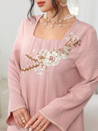 Al Najma 纯色方领褶皱装饰3D立体花卉点缀长袖宽松优雅连衣裙