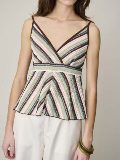 Nöista 这款多色条纹针织吊带背心采用深V领裹身设计，流畅的A字廓形，以及对比鲜明的手工针织细节。修身剪裁和清新色彩使其成为春夏休闲装、夏季外出和海滩度假的理想之选，可搭配阔腿裤或半裙。