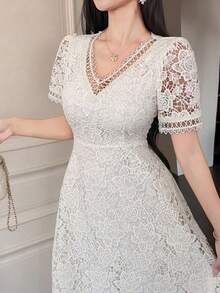 DAZY 优雅浪漫V领收腰重工蕾丝中长连衣裙，修身显瘦，短袖设计，适合婚礼宾客穿着，夏季吊带裙 - 米色 - 查看 6