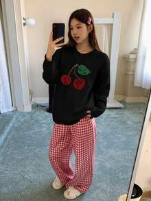 DAZY Bộ đồ ngủ nữ 2 món gồm áo dệt kim họa tiết quả anh đào và quần pajama kẻ caro, thích hợp cho mùa đông. - màu đen - Xem 5