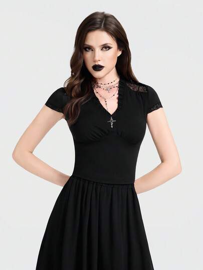 Breakform Áo croptop nữ phong cách Gothic thanh lịch, chất liệu nhung phối ren tương phản, cổ chữ V xếp nếp với họa tiết thánh giá kim loại, có mũ trùm đầu và tay áo viền ren, ôm sát.